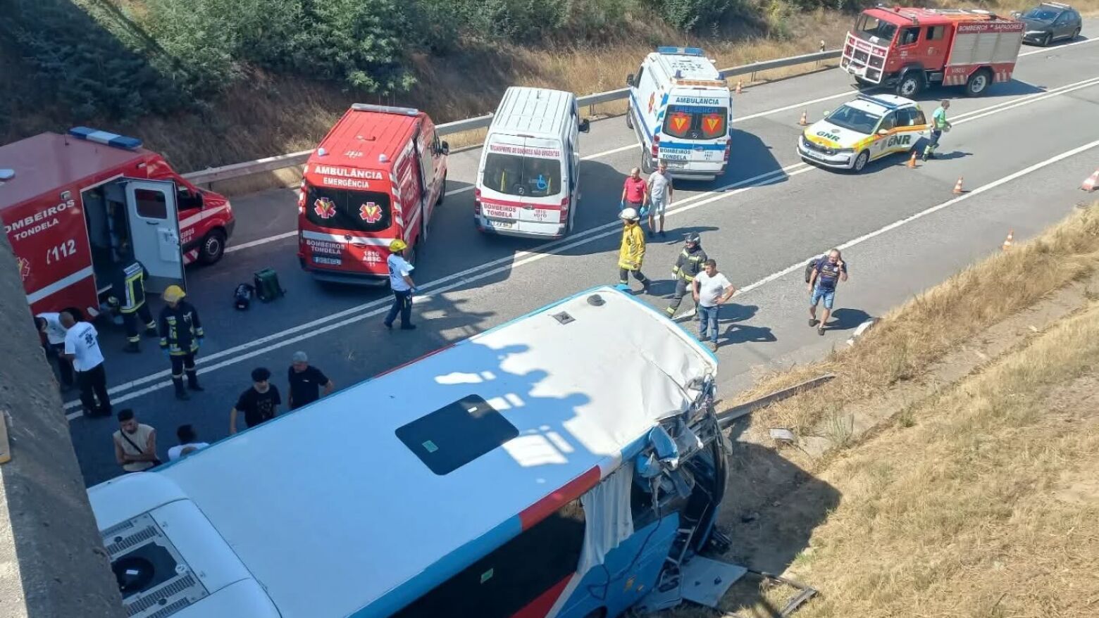Acidente com autocarro, ambulância e carro causa uma vítima mortal e cerca de 30 feridos no IP3