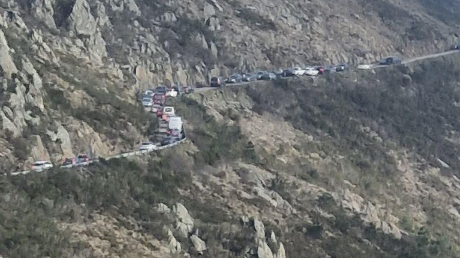 Neve na Serra do Mar&atilde;o atrai visitantes e gera caos no tr&acirc;nsito