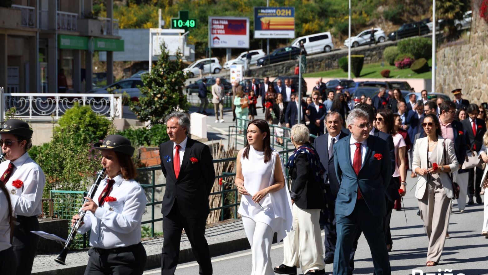 Bai&atilde;o assinalou 52 anos do 25 de Abril com descida in&eacute;dita da Rua de Cam&otilde;es e distribui&ccedil;&atilde;o de cravos