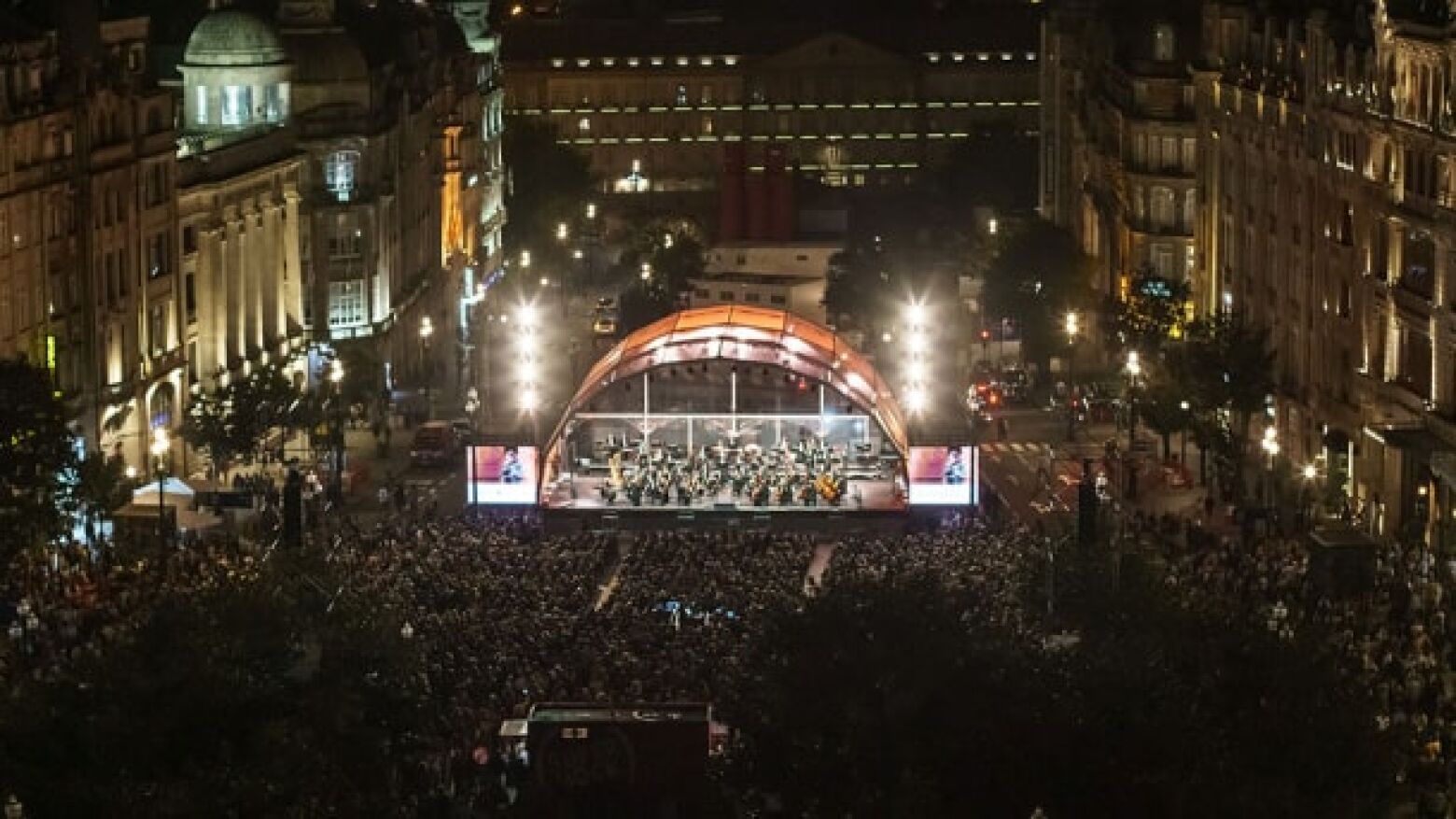 Cl&atilde;, Nininho Vaz Maia e 11 minutos de fogo de artif&iacute;cio: O cartaz da Passagem de Ano no Porto