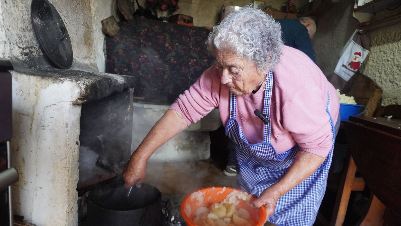 Aos 87 anos, Isaura da Concei&ccedil;&atilde;o e o filho n&atilde;o deixam que a tradi&ccedil;&atilde;o das Batatas Raladas desapare&ccedil;a da mesa&nbsp;