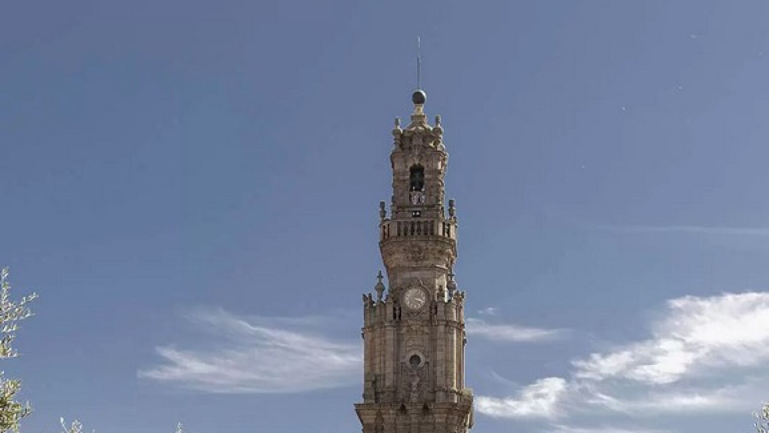 Falha no sistema parou rel&oacute;gio da Torre dos Cl&eacute;rigos "h&aacute; alguns dias"