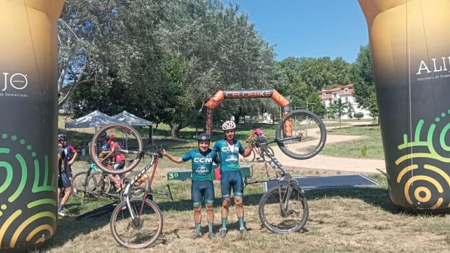 Atletas do Clube de Cicloturismo do Marco em destaque na última prova do Troféu Regional XCM