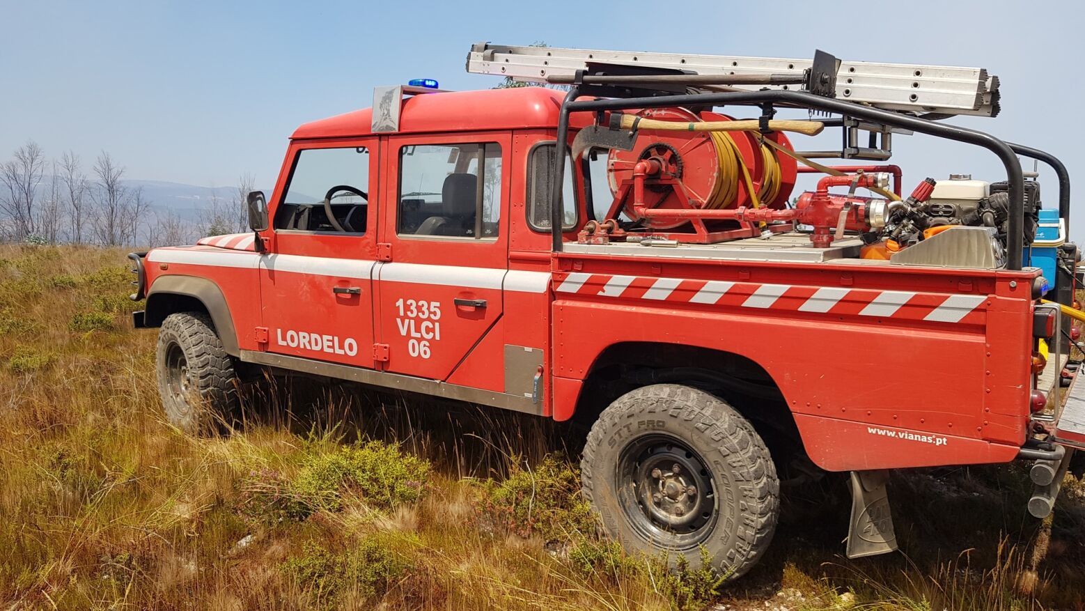 Bombeiros de Lordelo já dominaram as chamas do incêndio que começou junto à zona industrial