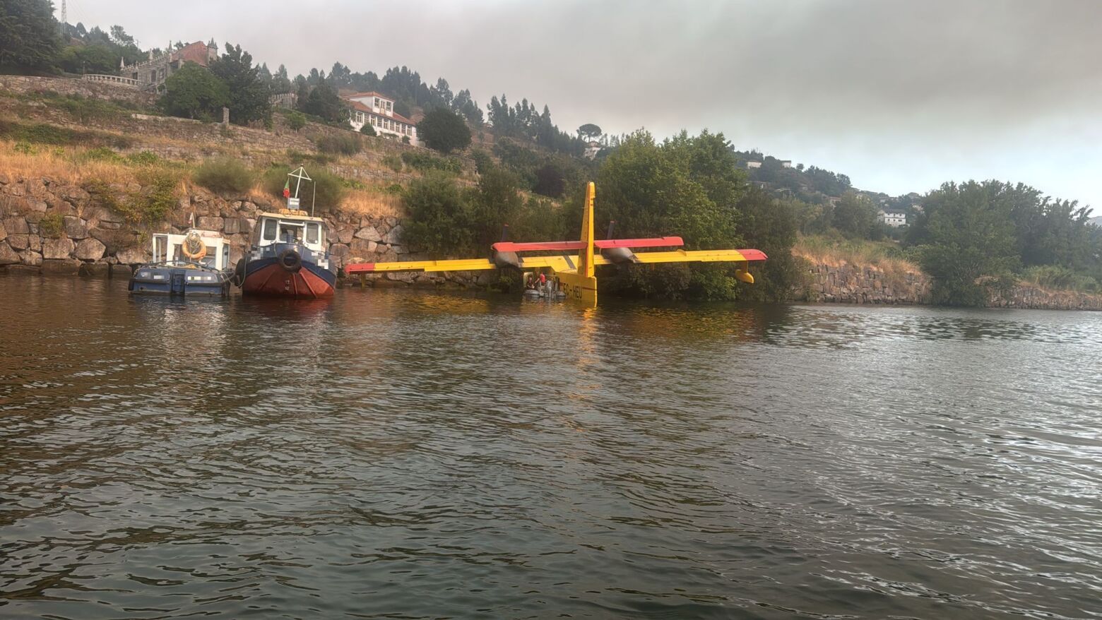 Canadair sofre danos durante operação de combate a incêndios no Douro