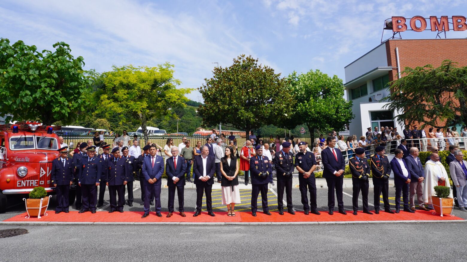 Bombeiros de Entre-os-Rios celebram 103.&ordm; anivers&aacute;rio com nova ambul&acirc;ncia 100% el&eacute;trica