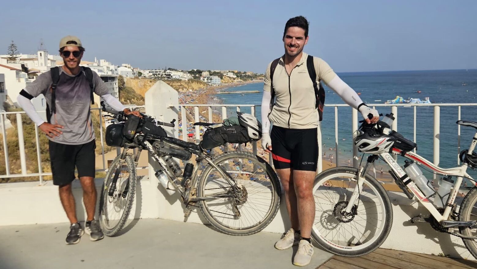 Pedro e João aventuraram-se a fazer a costa portuguesa de bicleta em nove dias