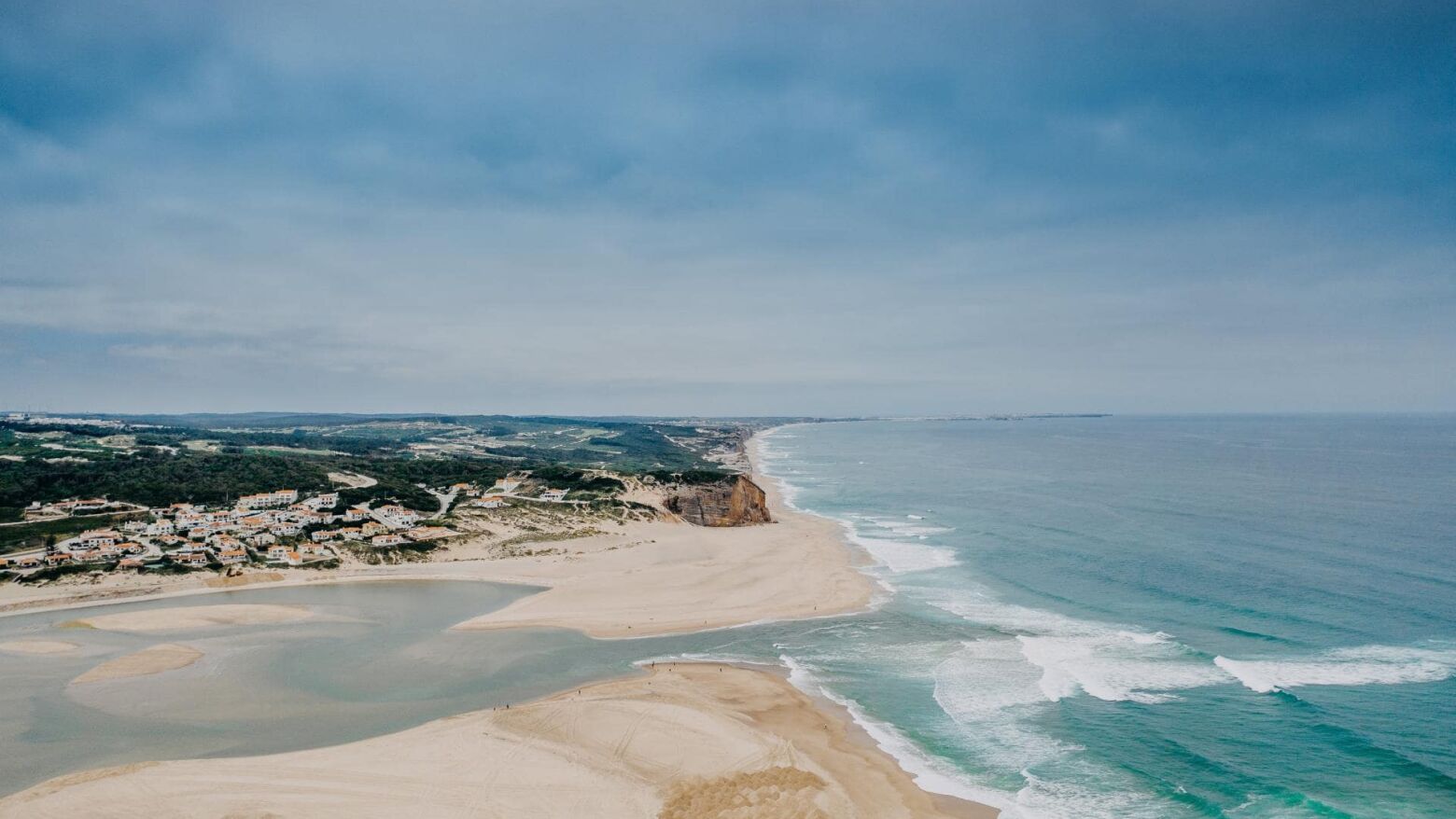 Três praias na Foz do Porto interditadas devido à agitação marítima
