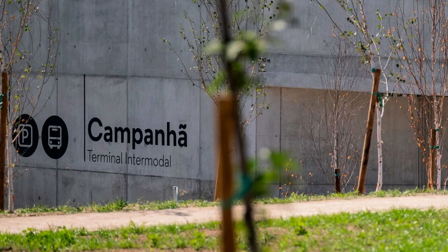 Terminal de Campanhã com entradas e saídas separadas e parque em São Roque