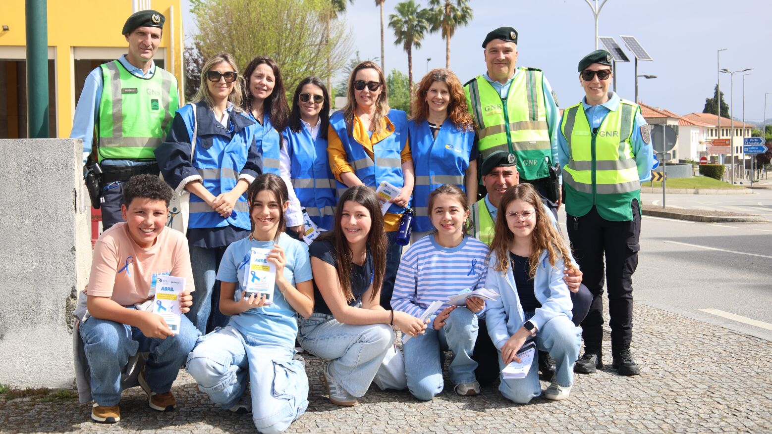 Opera&ccedil;&atilde;o La&ccedil;o Azul: GNR e estudantes param condutores no Marco de Canaveses em defesa das crian&ccedil;as