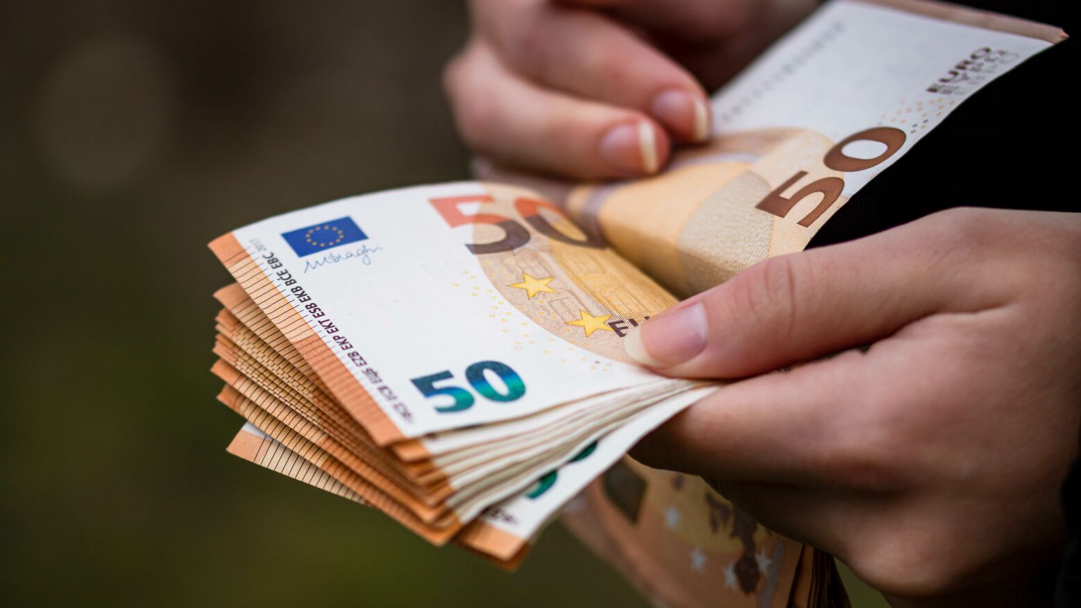 Salário mínimo deverá subir para 920 euros em 2026 e IRS voltará a descer