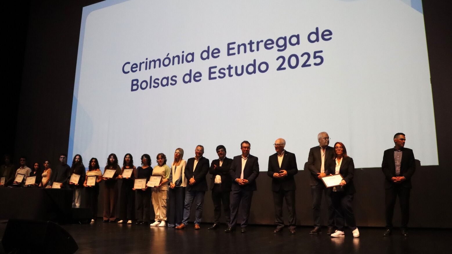 Paredes premeia m&eacute;rito escolar com bolsas at&eacute; 1250 euros e abre candidaturas na pr&oacute;xima semana