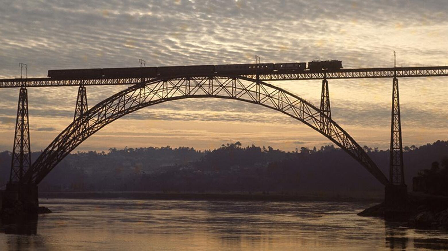 Corpo de mulher encontrado junto à ponte Maria Pia, no Porto