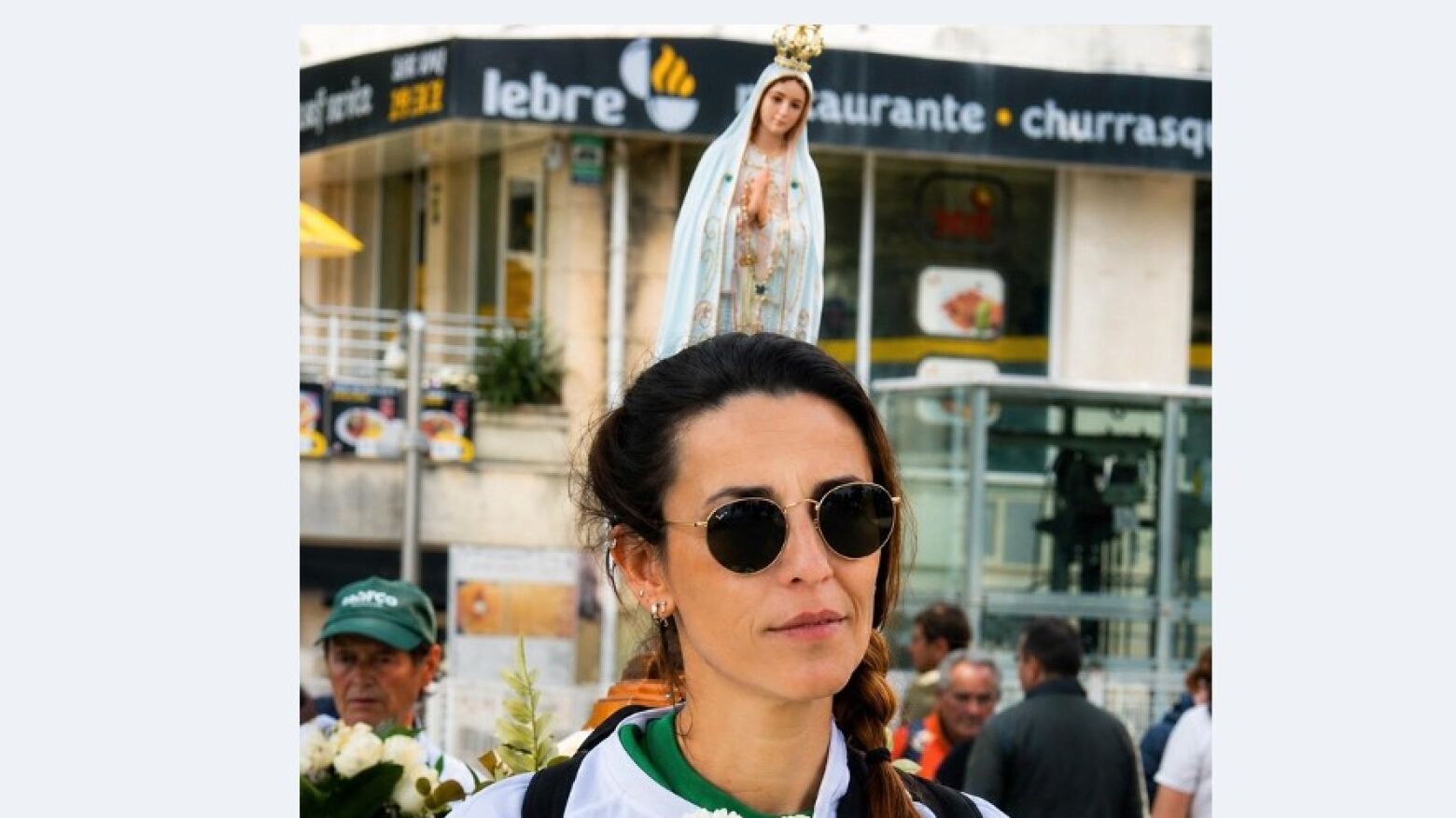 A 'mulher-andor': Marta caminha para F&aacute;tima com a "Senhora" &agrave;s costas