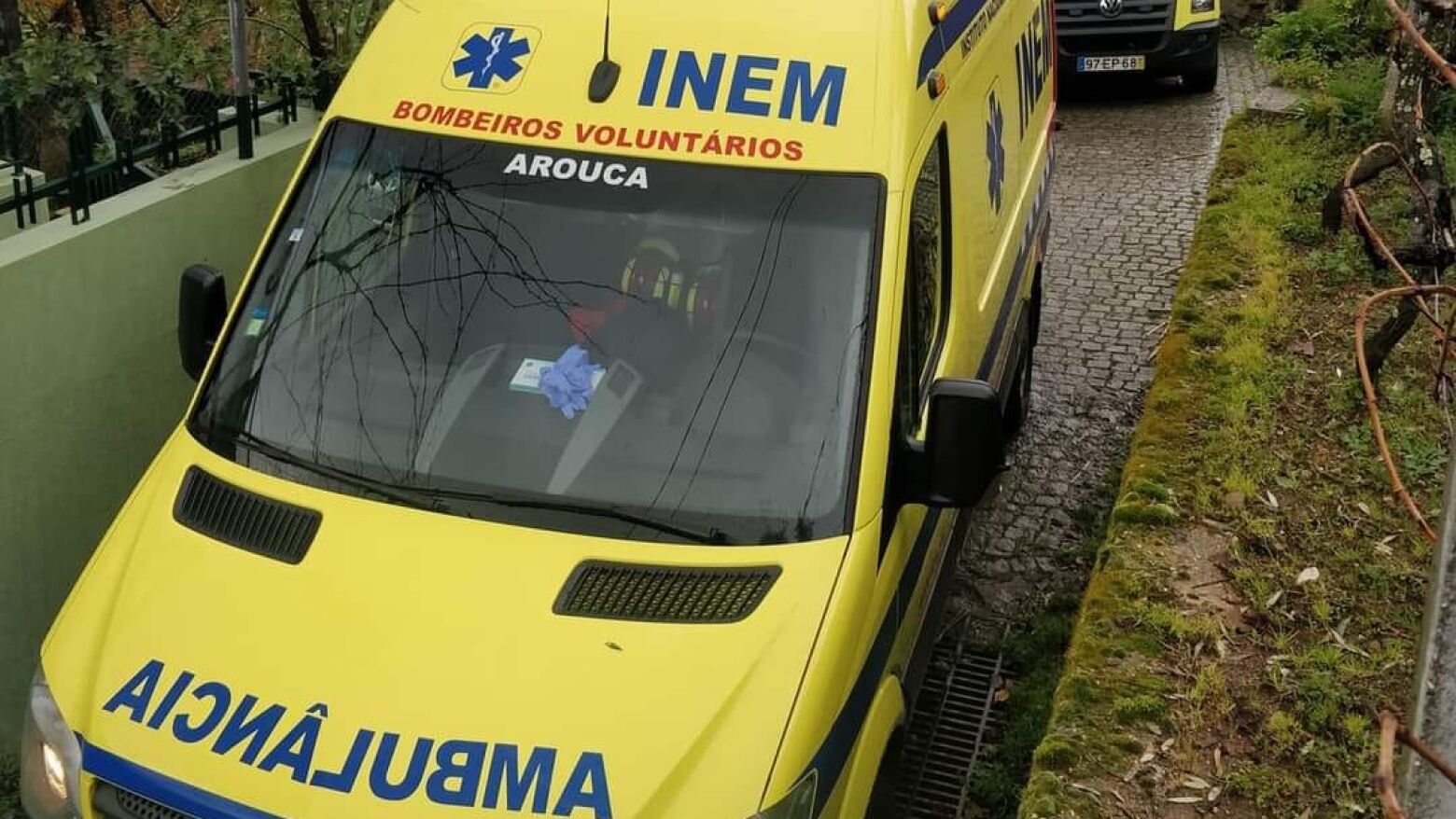 Homem de 64 anos fica gravemente ferido em capotamento de trator em Arouca