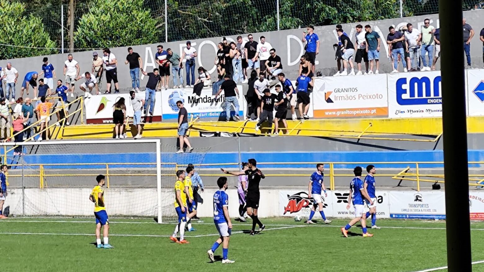 Grade cede no Estádio da Raposeira, em Várzea do Douro, e fere adeptos