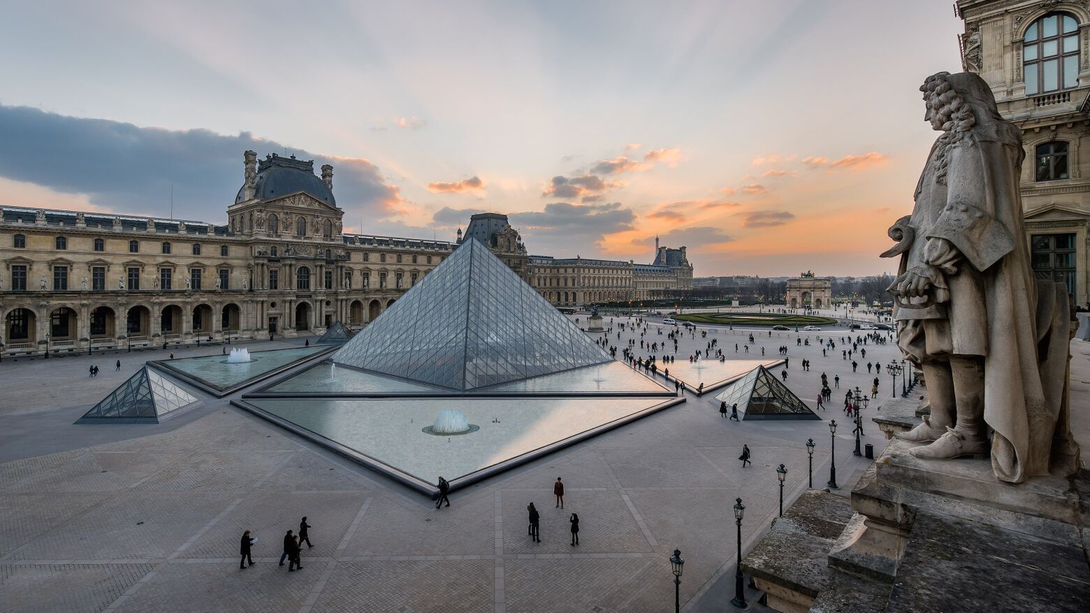 Detidos dois suspeitos do assalto milionário ao Museu do Louvre em Paris