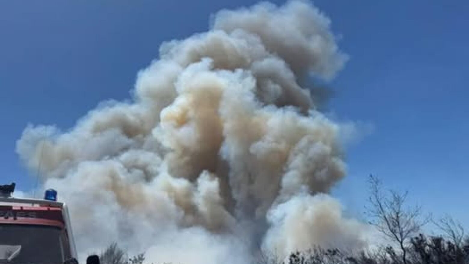 Incêndios em Cinfães continuam bastante ativos e a representar um risco a habitações