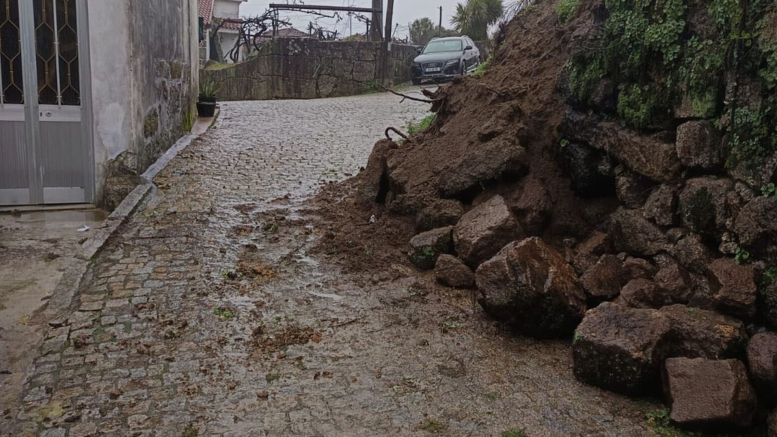 Mau tempo: Queda de muro condiciona circula&ccedil;&atilde;o na Rua dos Ferreiros em Vilela (Paredes)
