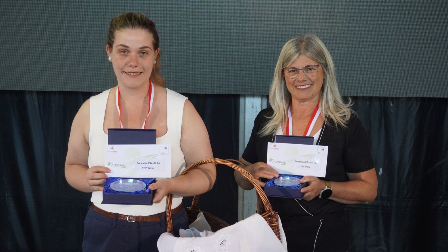 Mãe e filha no pódio do concurso de pão de ló na Agrival 2025