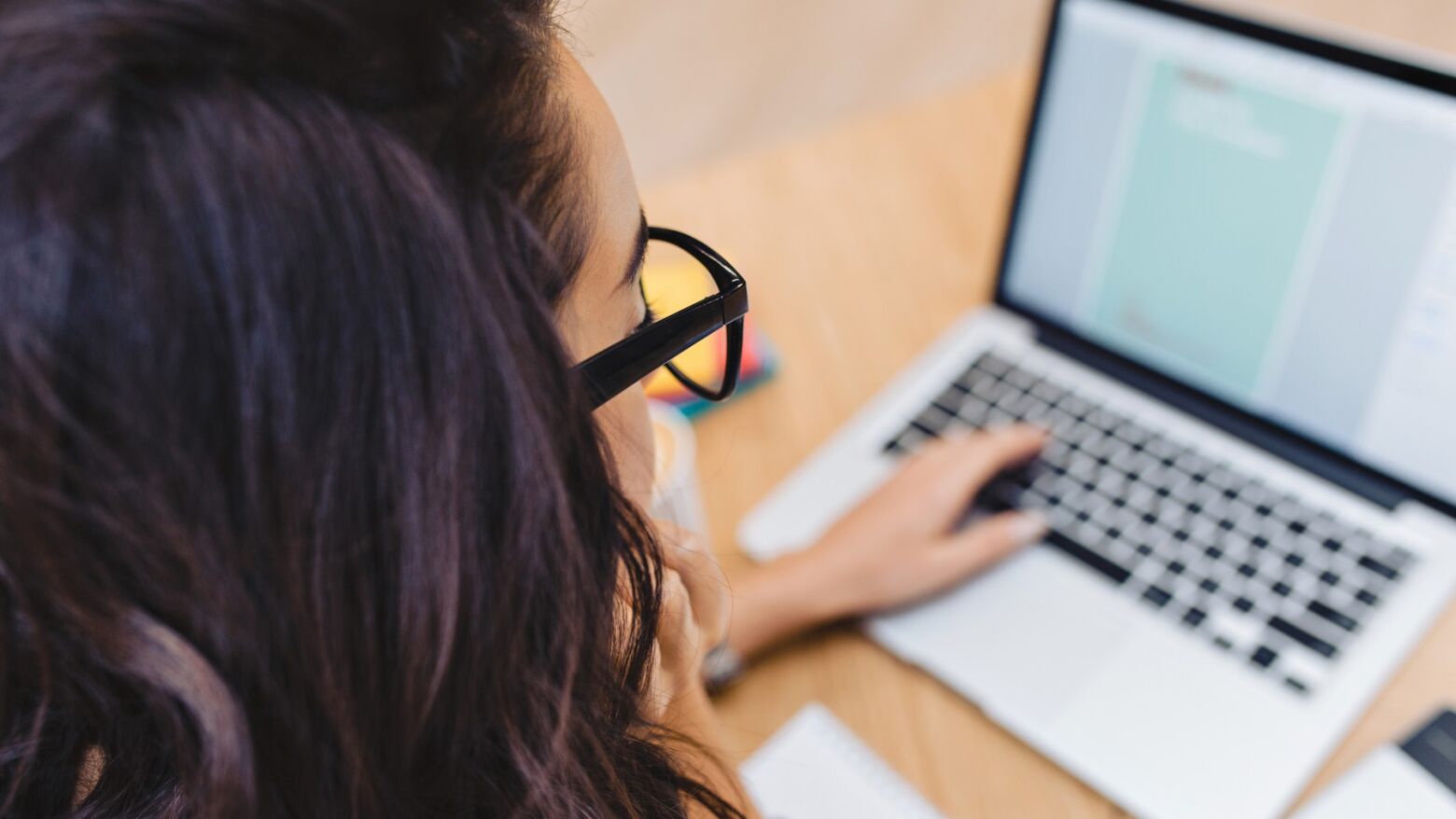 Provas digitais do 9.º ano arrancam com médias positivas, mas aumento de reprovações a Português