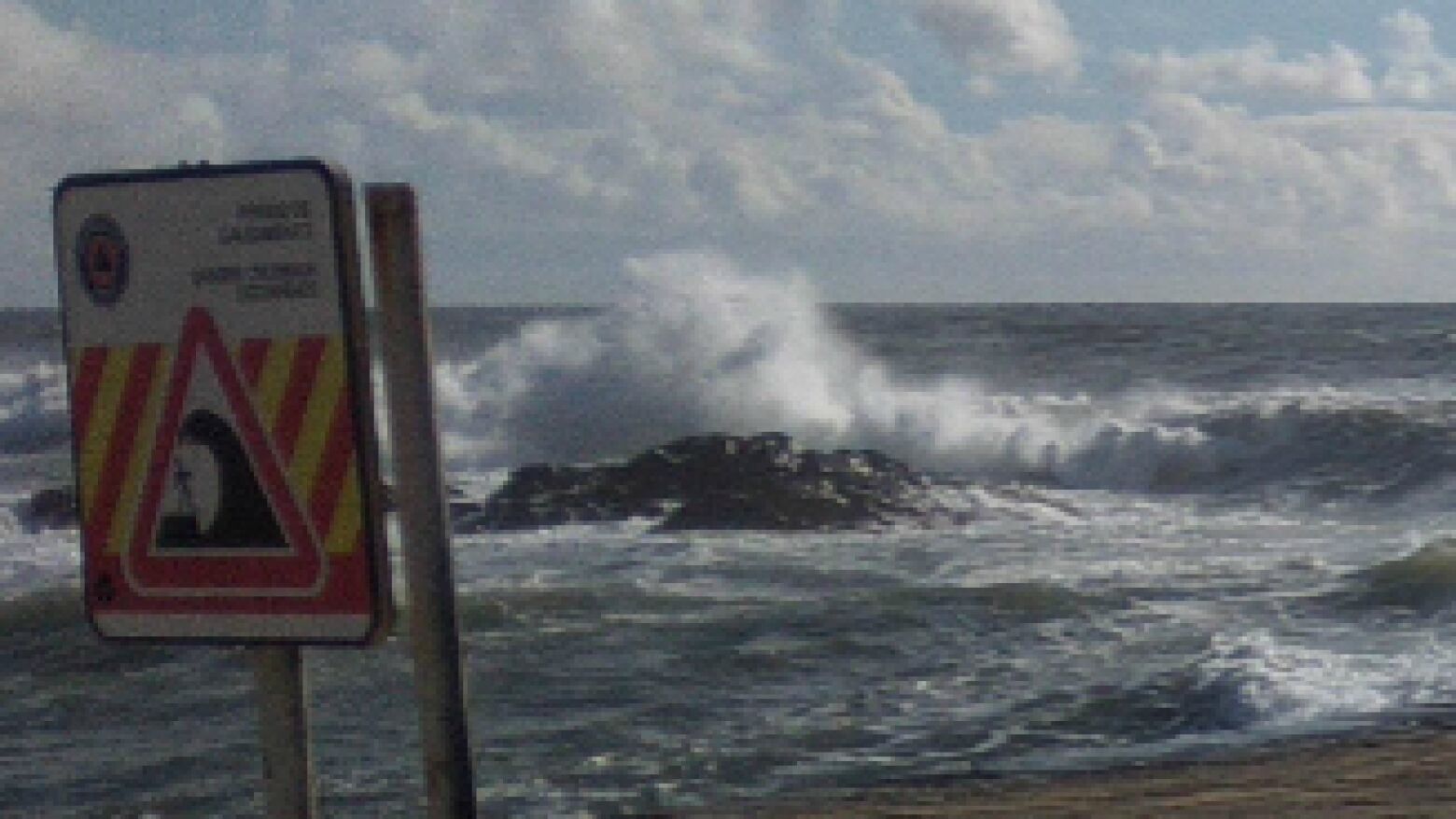 Neve e ondas at&eacute; 4,5 metros colocam 12 distritos sob aviso amarelo