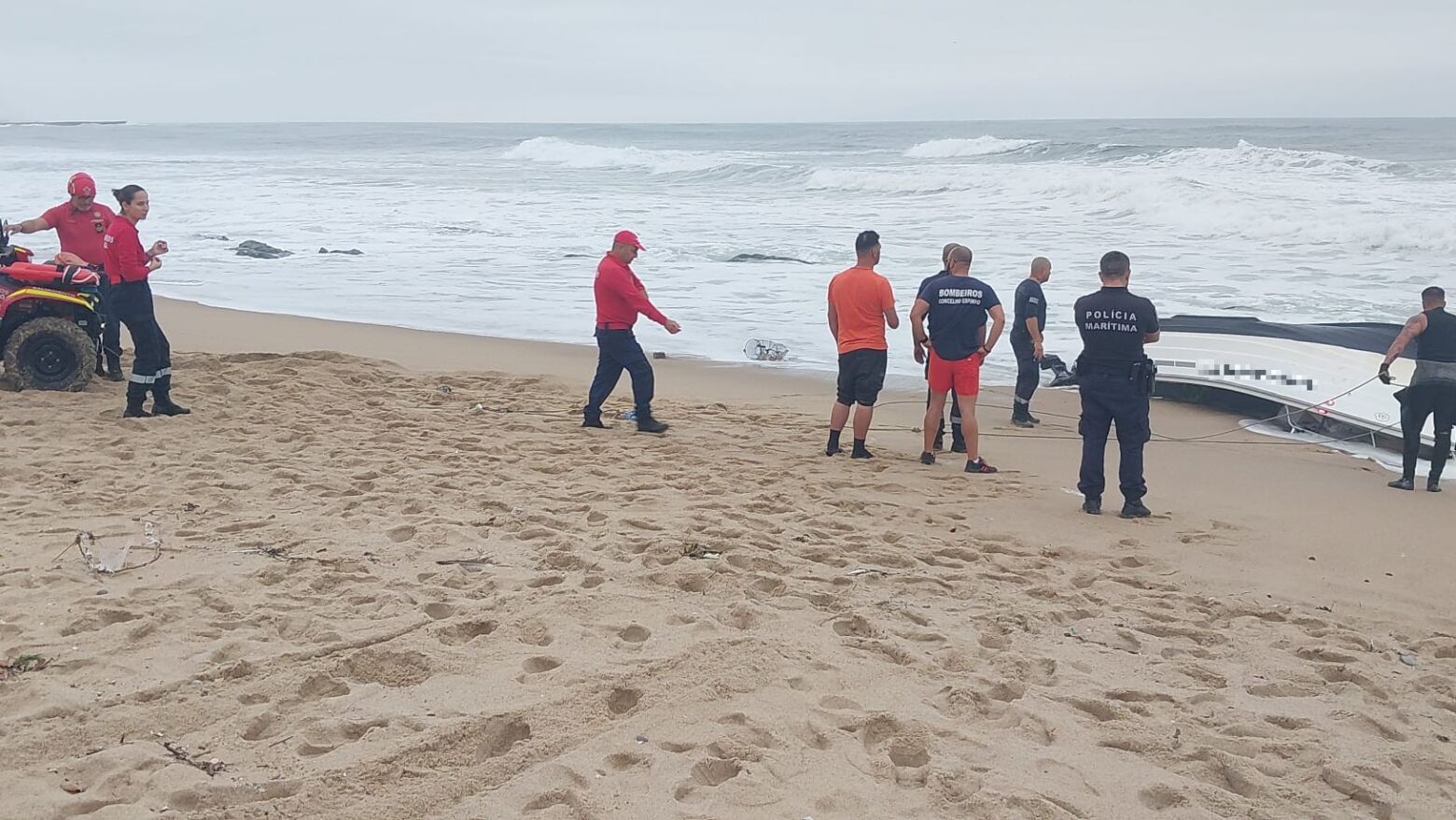 Homem de 70 anos é auxiliado após naufrágio na praia do Brito, em Vila Nova de Gaia