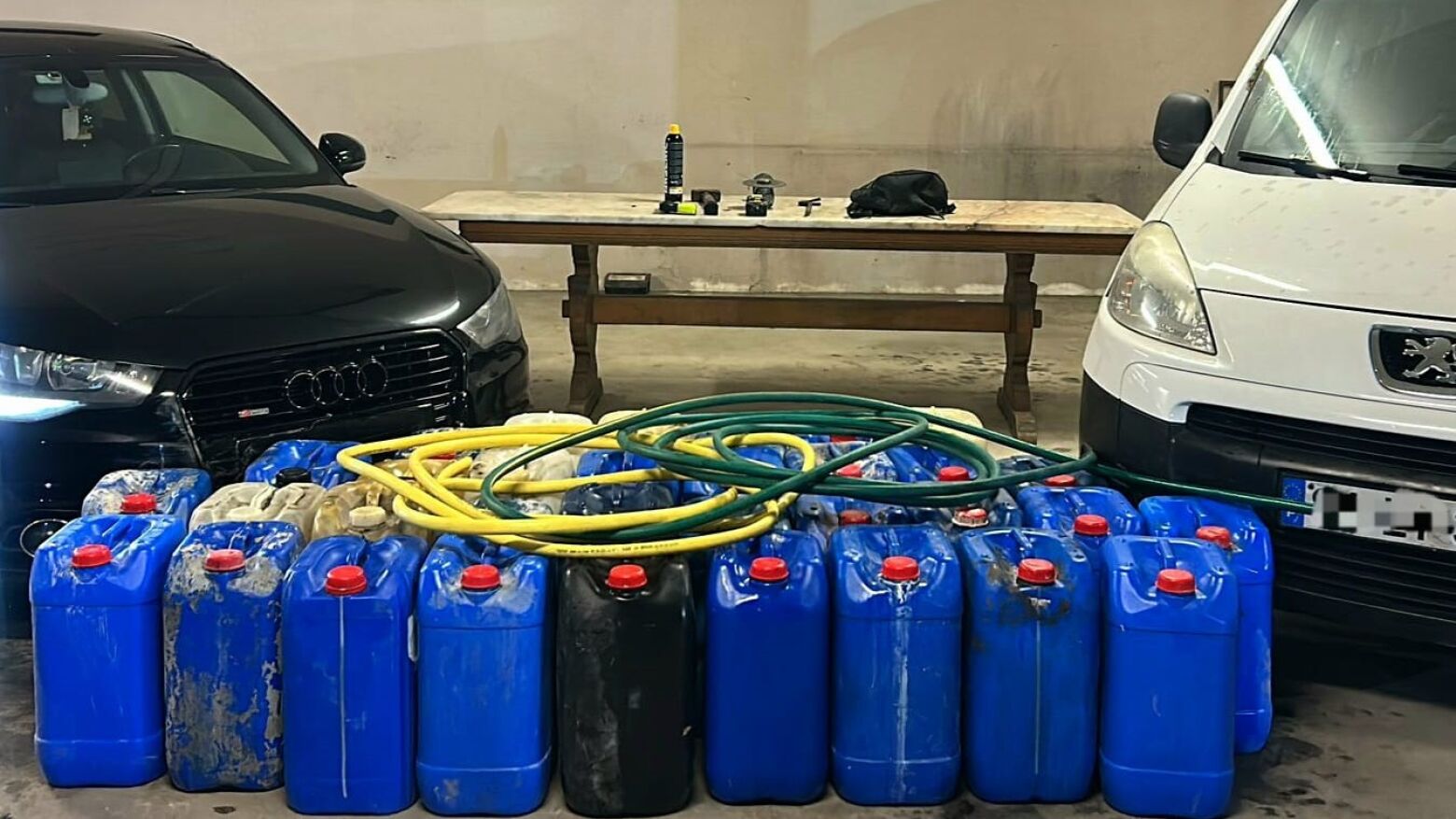 GNR trava roubo de gasóleo em Paredes: Detidos com arma, matrículas falsas e 33 bidões