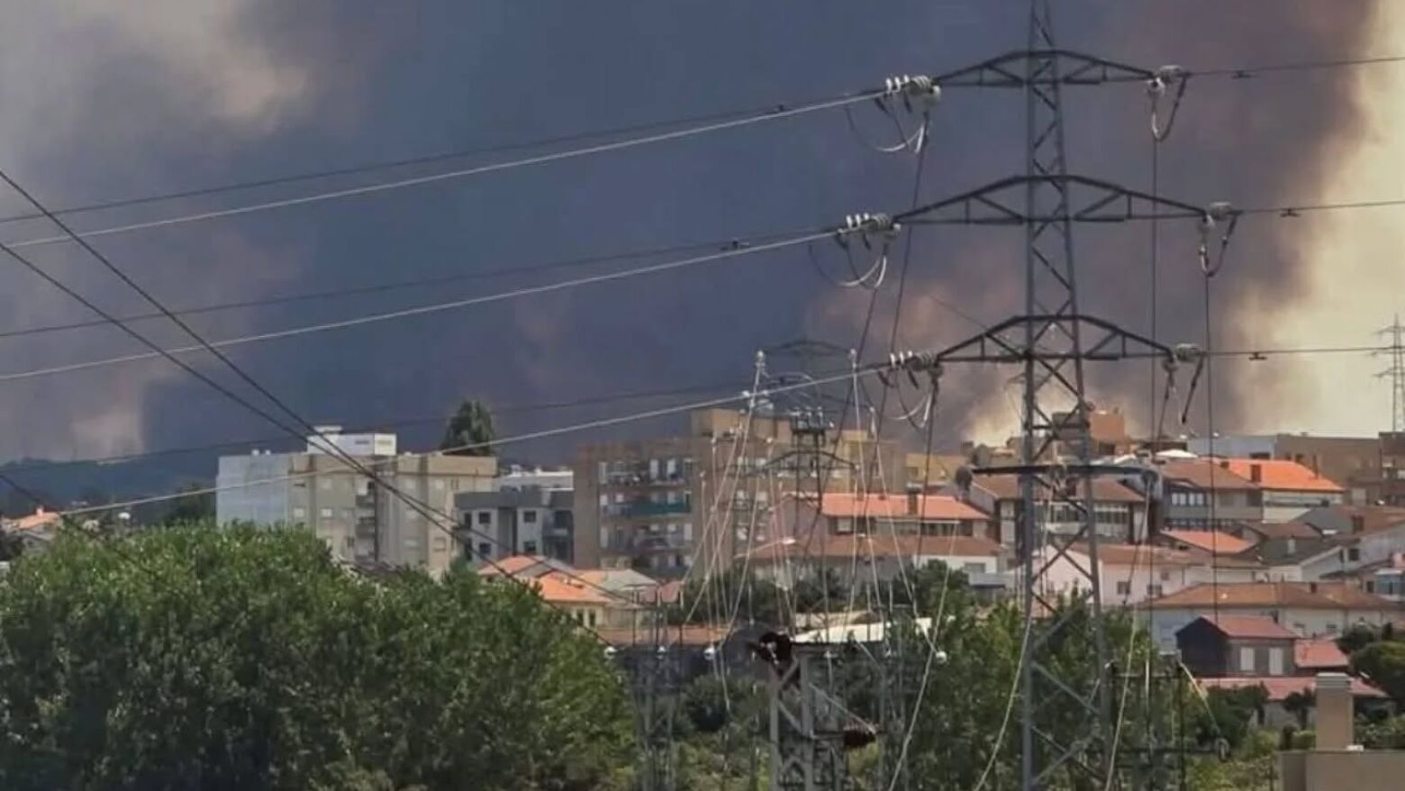 Chamas em Gondomar ameaçam povoações mas bombeiros esperam dominar as chamas antes do anoitecer
