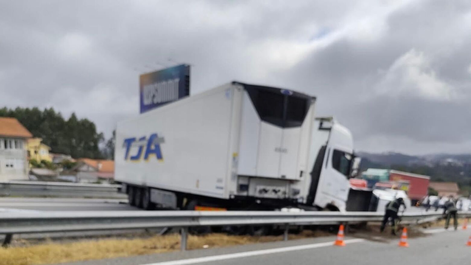 Tr&acirc;nsito totalmente cortado na A4 Sentido Campo-Valongo devido a colis&atilde;o entre carro e cami&atilde;o
