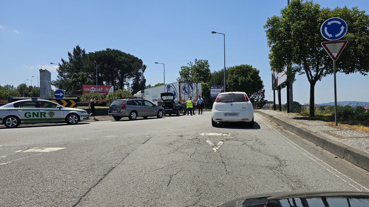 Colisão entre veículo pesado e carro condiciona trânsito em Marco de Canaveses