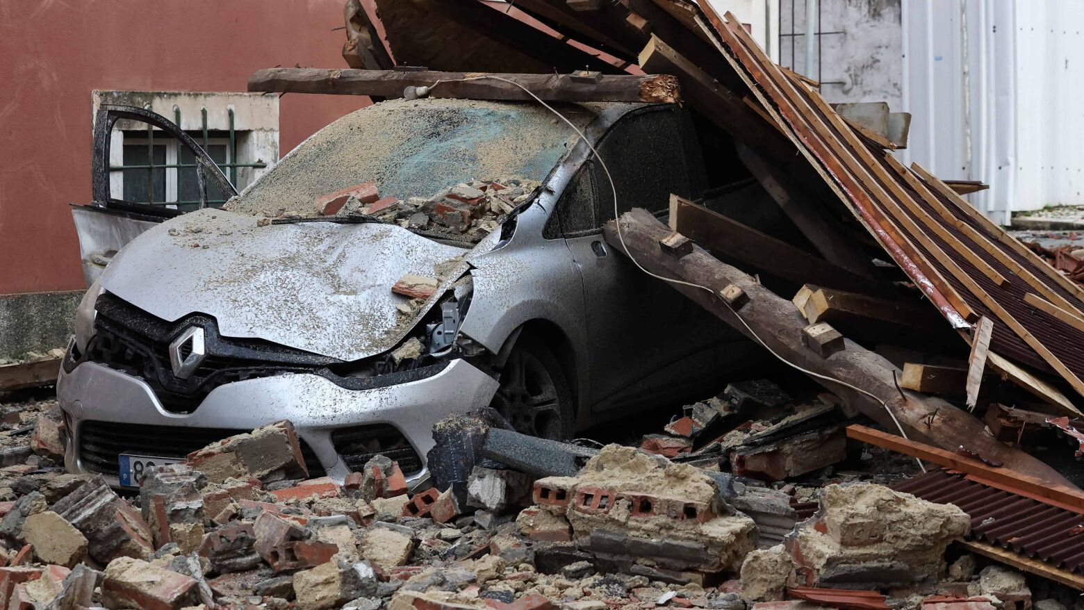 Mau tempo: Quase mil milh&otilde;es de euros de preju&iacute;zos reportados por quatro mil empresas