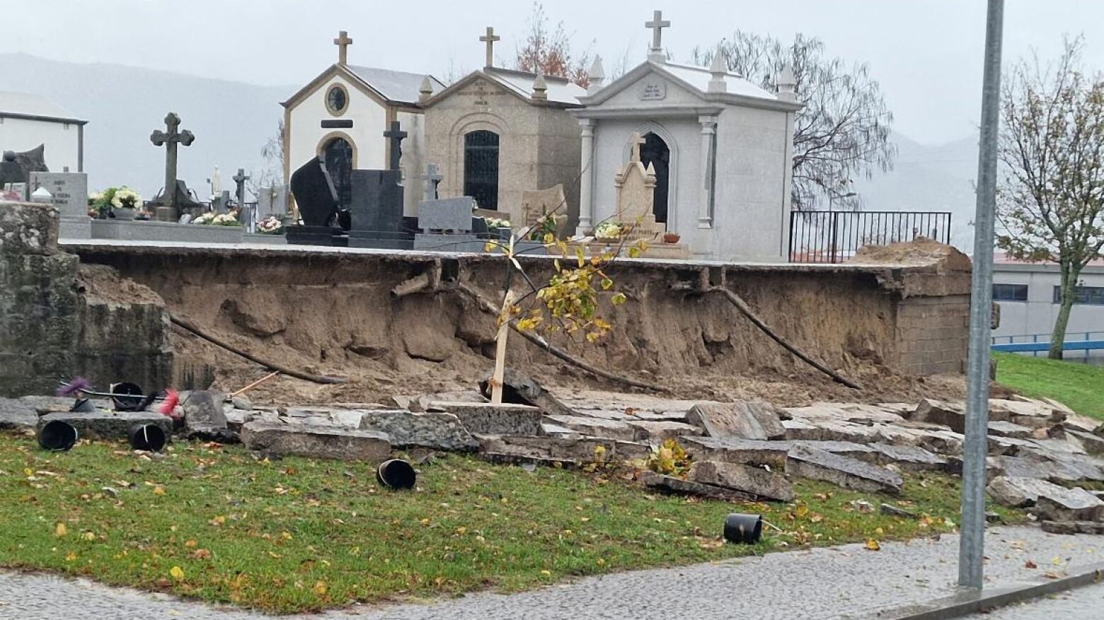 Mau tempo derruba muro de suporte do Cemit&eacute;rio de Ancede em Bai&atilde;o