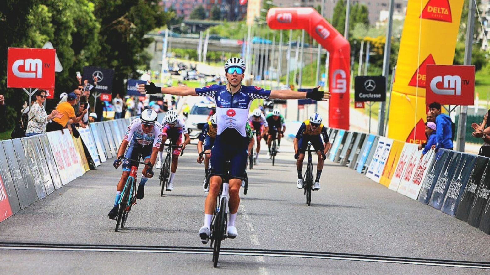 João Martins vence a alta velocidade na primeira etapa da Volta a Portugal do Futuro