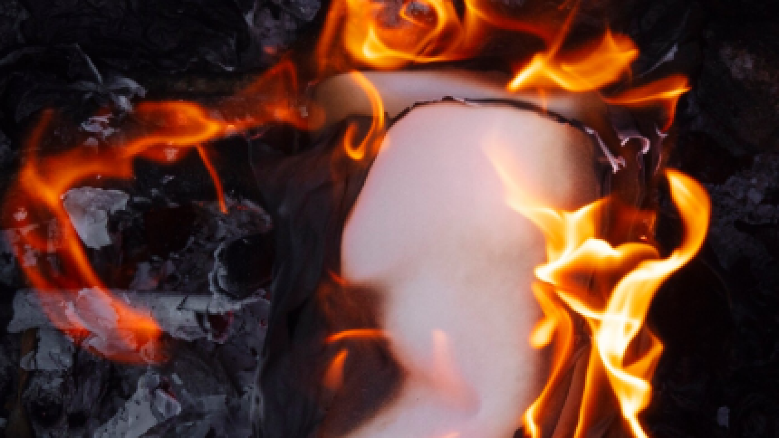 Carro da TVI/CNN destruído pelas chamas durante incêndio na Serra da Boneca, em Penafiel