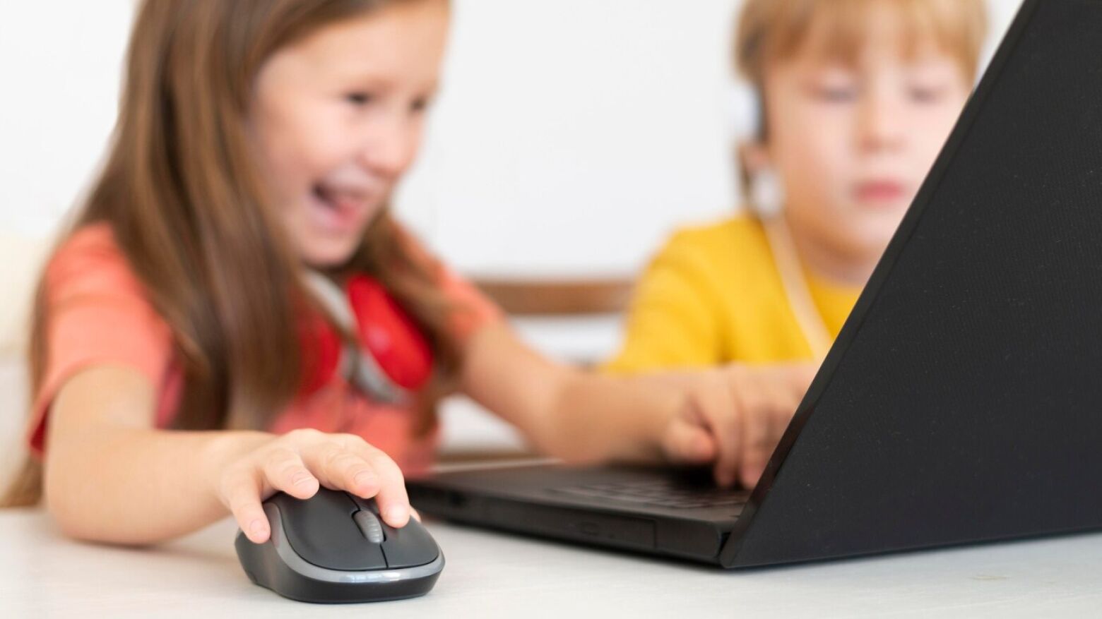 Crianças aliciadas sexualmente em plataformas de jogos online