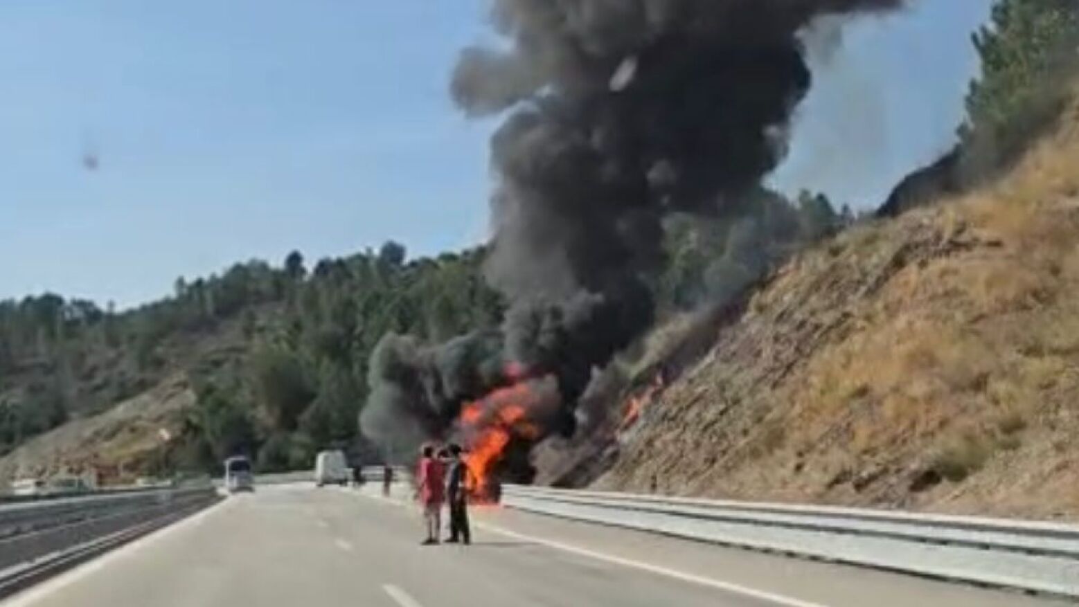 Incêndio rodoviário na A4 provocou um incêndio rural