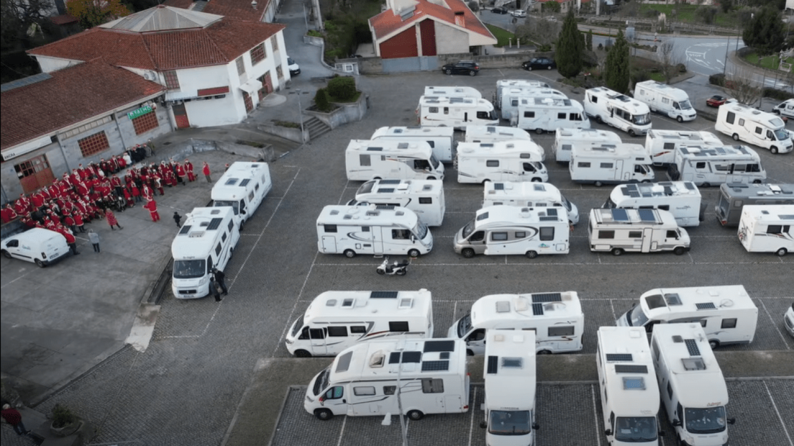 Cinf&atilde;es acolhe o "maior desfile natal&iacute;cio do mundo em autocaravanas" com 150 ve&iacute;culos