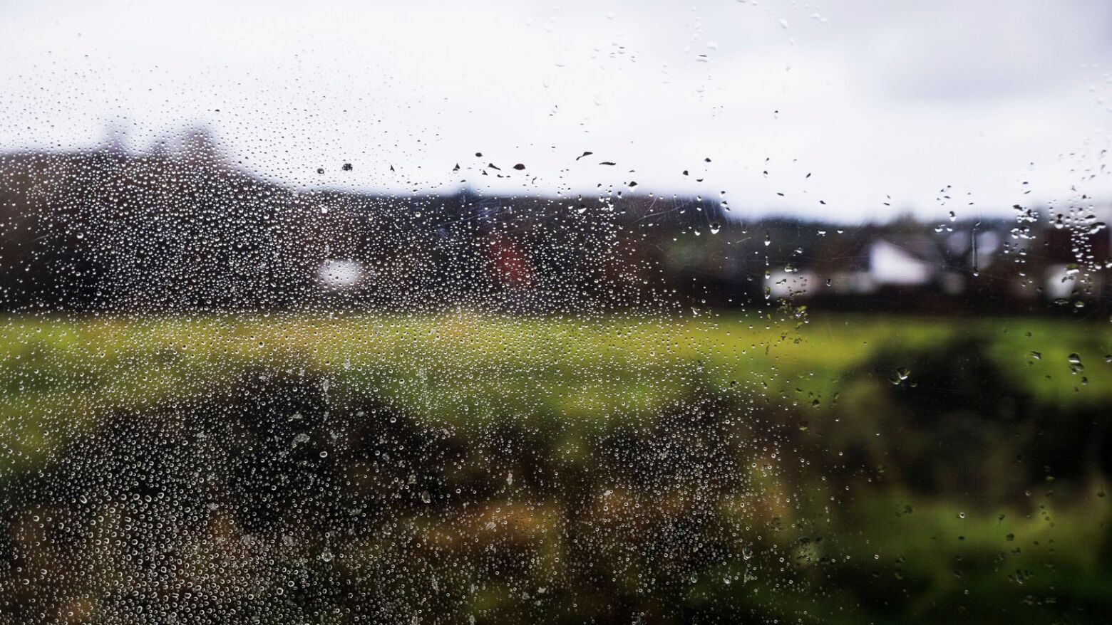 Sábado com céu muito nublado e possibilidade de chuva fraca