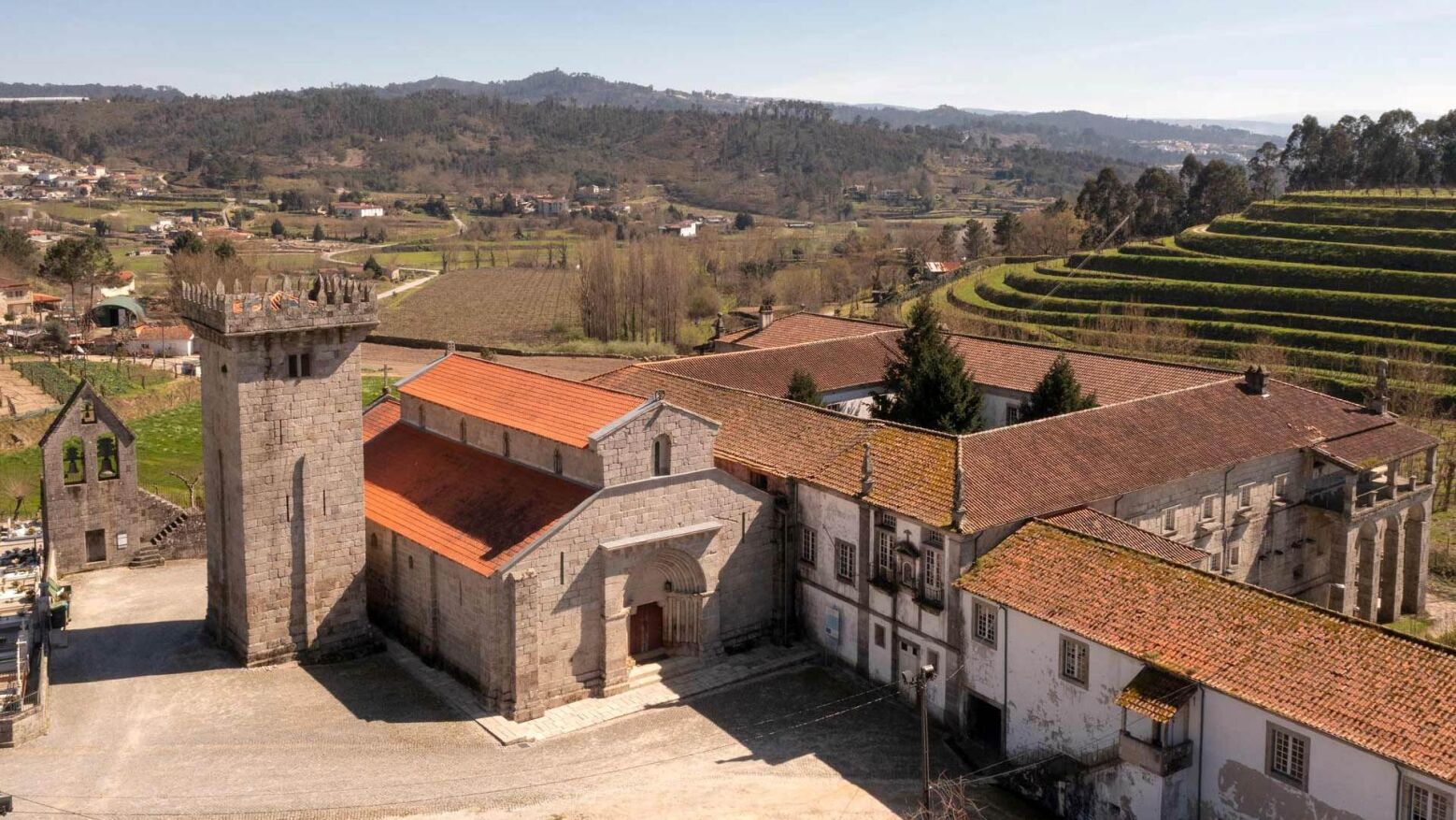 Alunos "congelam" mensagens para 2046 em monumentos da Rota do Rom&acirc;nico