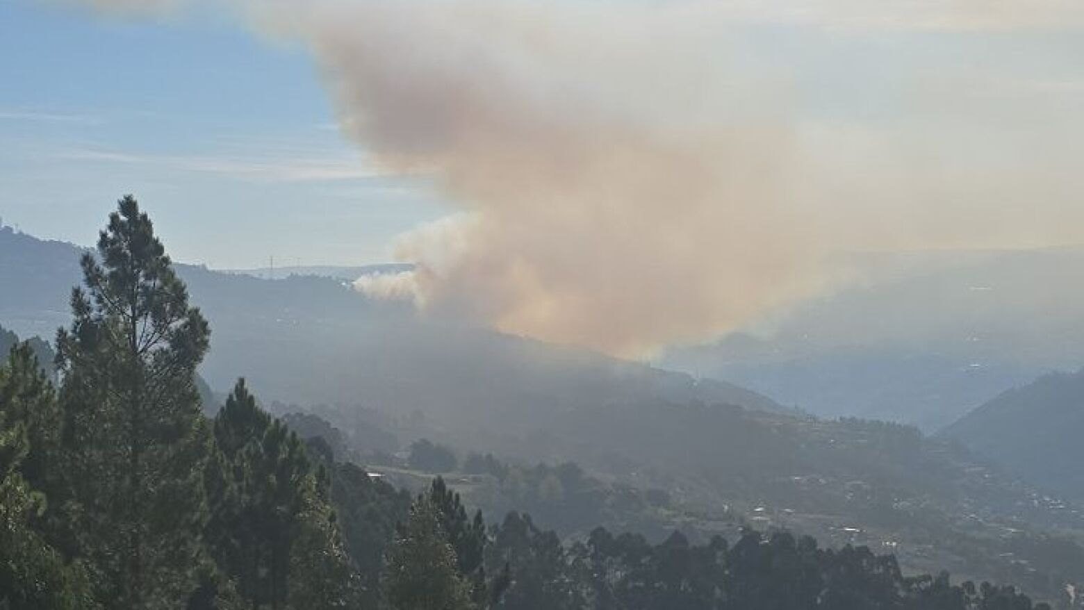 Marco de Canaveses:Inc&ecirc;ndio em Penha Longa mobiliza 39 operacionais e 13 meios terrestres