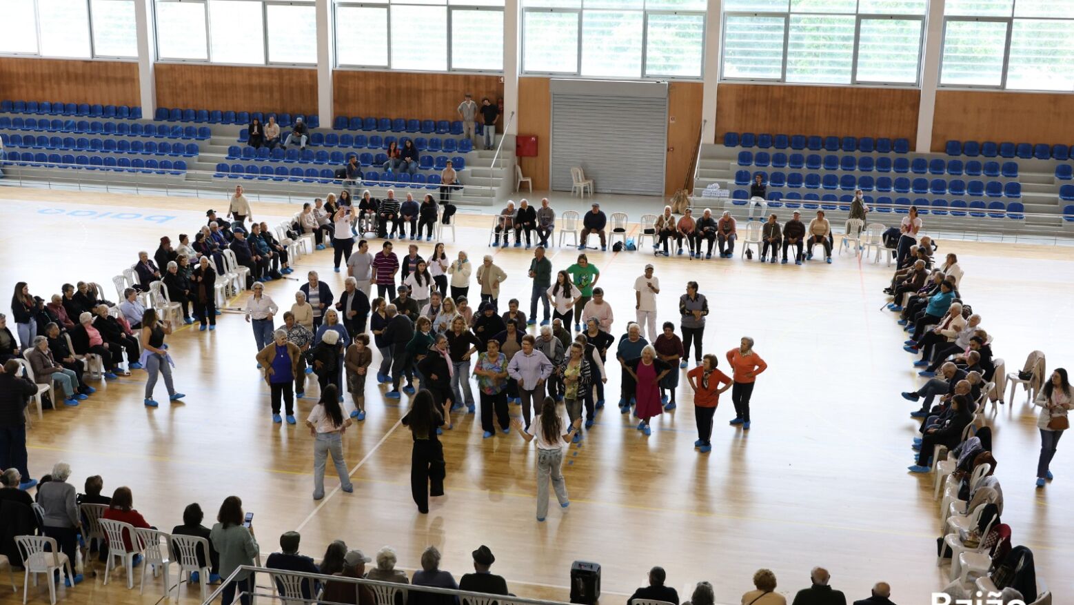 Bai&atilde;o reuniu cerca de 200 pessoas em mega-aula de dan&ccedil;a intergeracional