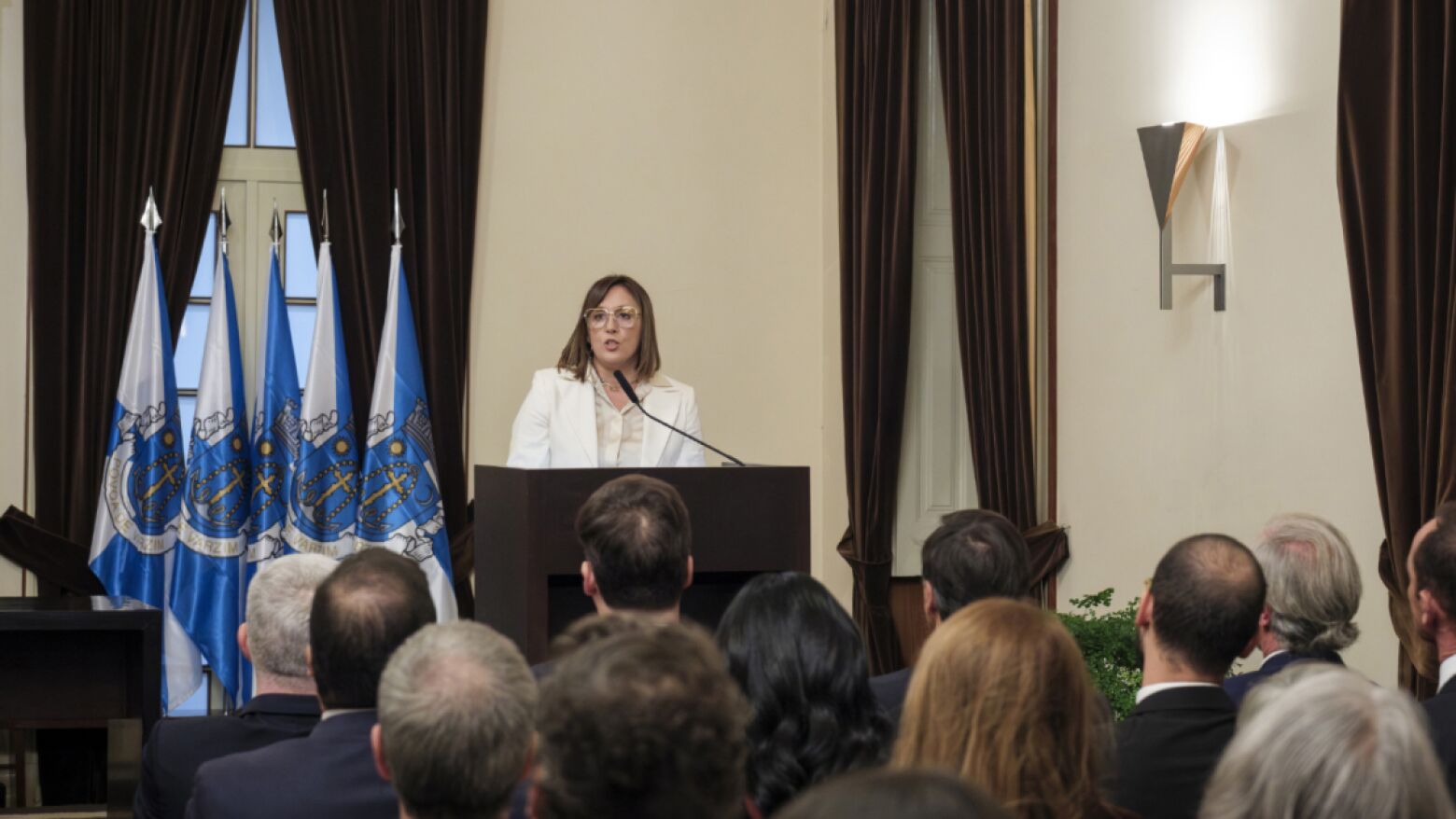 Andrea Silva toma posse como presidente da C&acirc;mara e compromete-se a "cuidar da cidade e dos cidad&atilde;os"