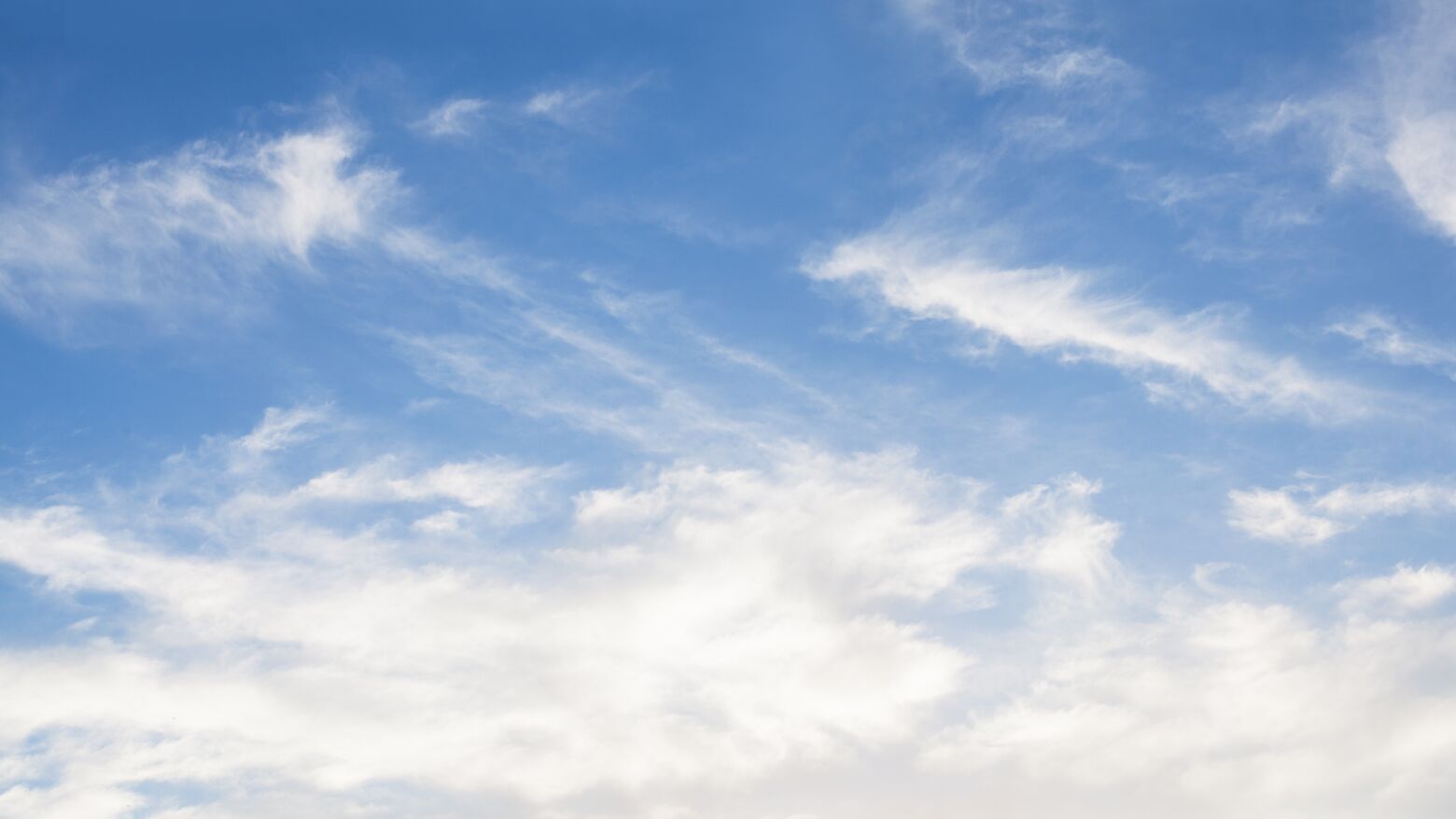 Sábado com céu pouco nublado e vento forte em vários pontos do país