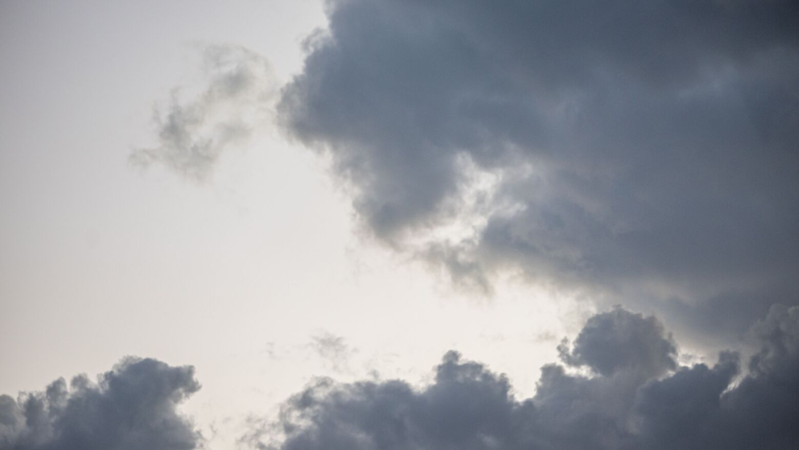Quinta-feira com céu pouco nublado e possibilidade de aguaceiros no interior