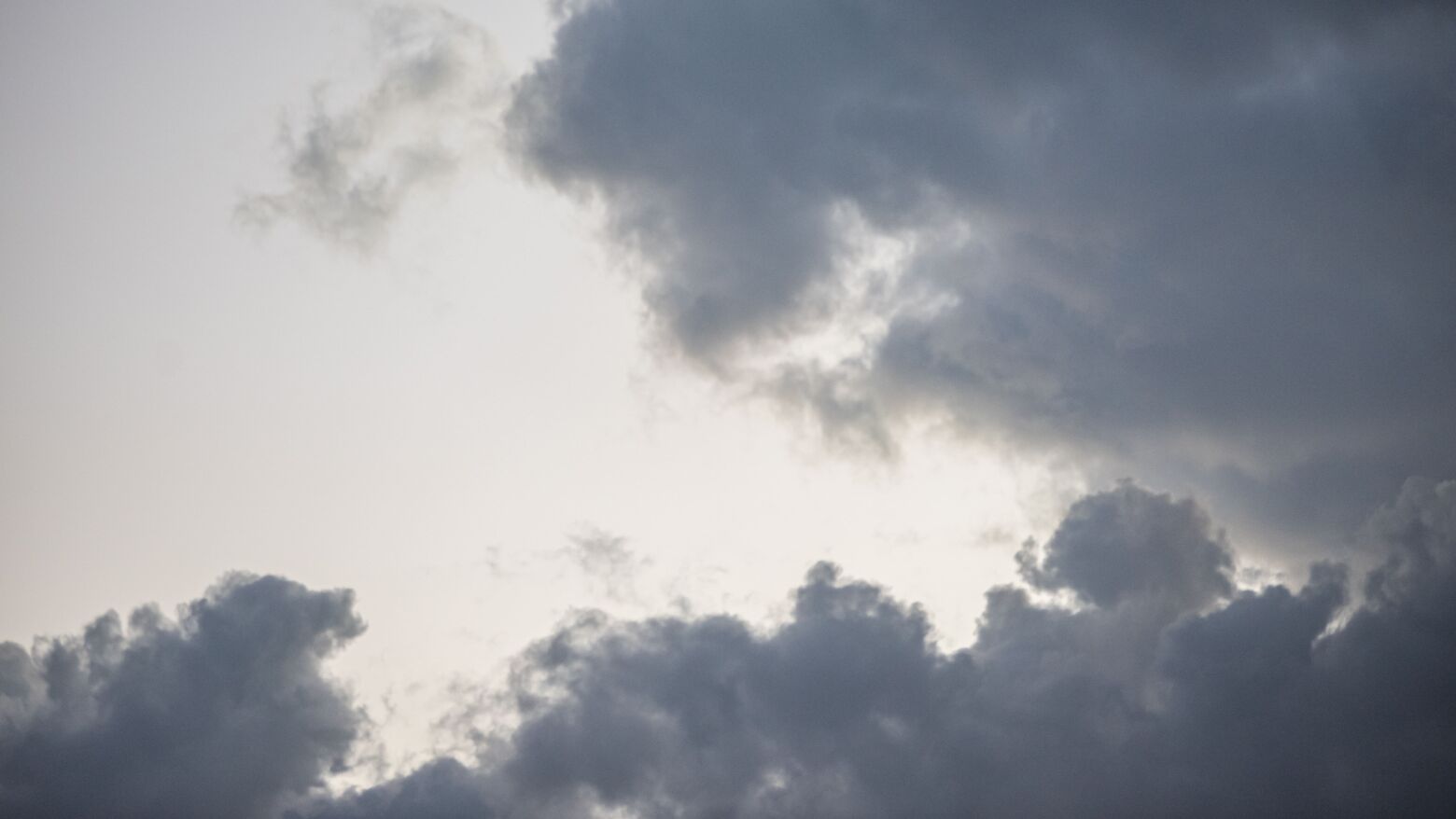 Previsão meteorológica para esta sexta-feira: Céu muito nublado e possibilidade de chuva fraca nas regiões litorais