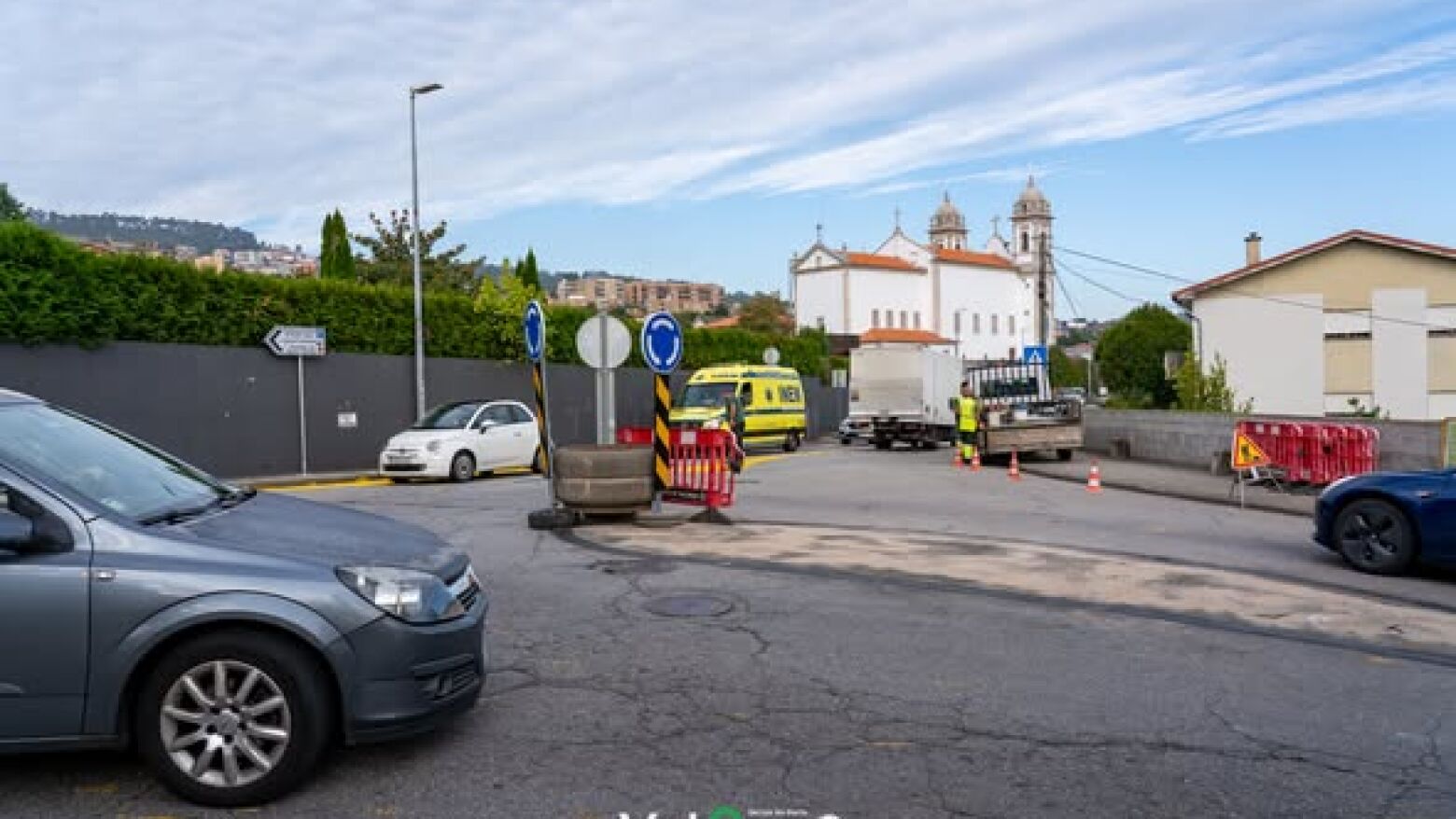 Valongo instala rotunda provis&oacute;ria na Rua da Miseric&oacute;rdia para testar tr&acirc;nsito