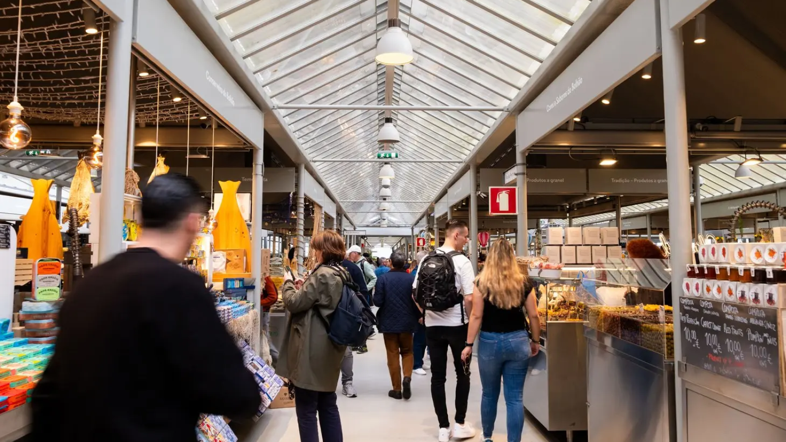 Mercado do Bolhão reabre após interrupção nos serviços