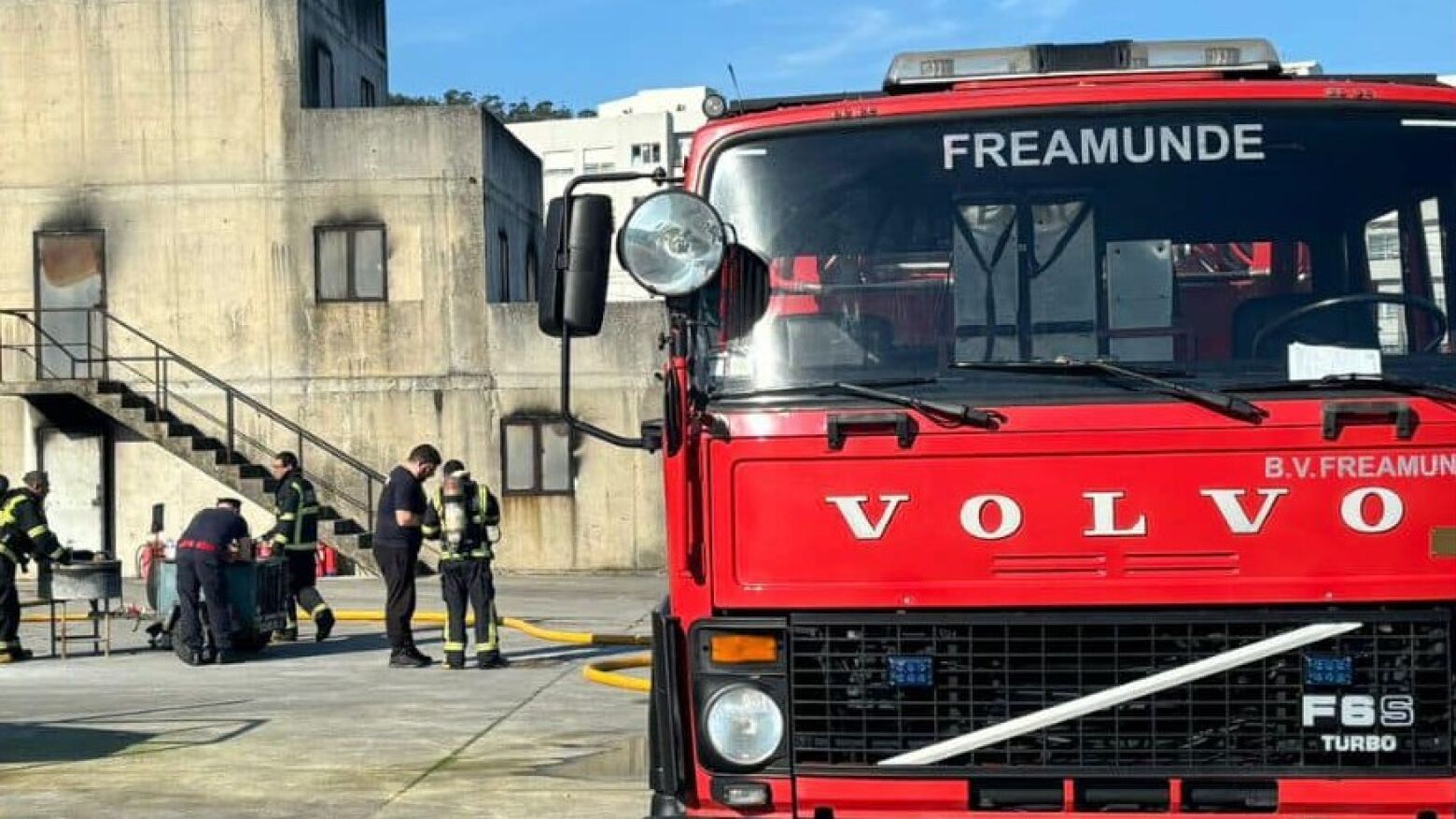 Bombeiros de Freamunde extinguiram incêndio em indústria de estofos no concelho de Paços de Ferreira