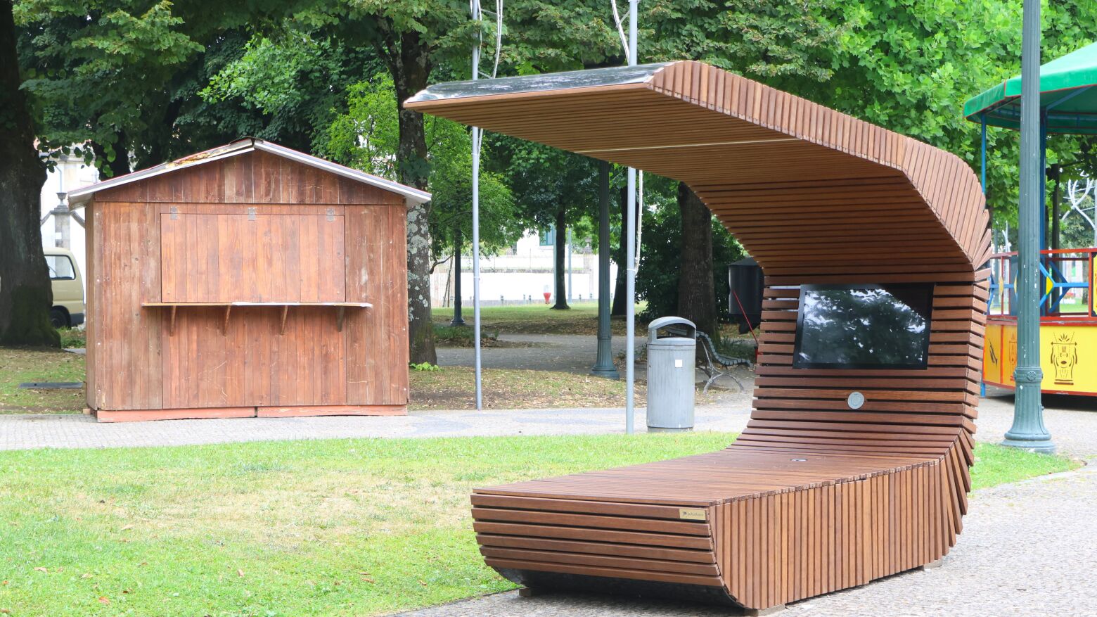 Parque Jos&eacute; Guilherme, em Paredes, recebe bancos inteligentes com tecnologia integrada